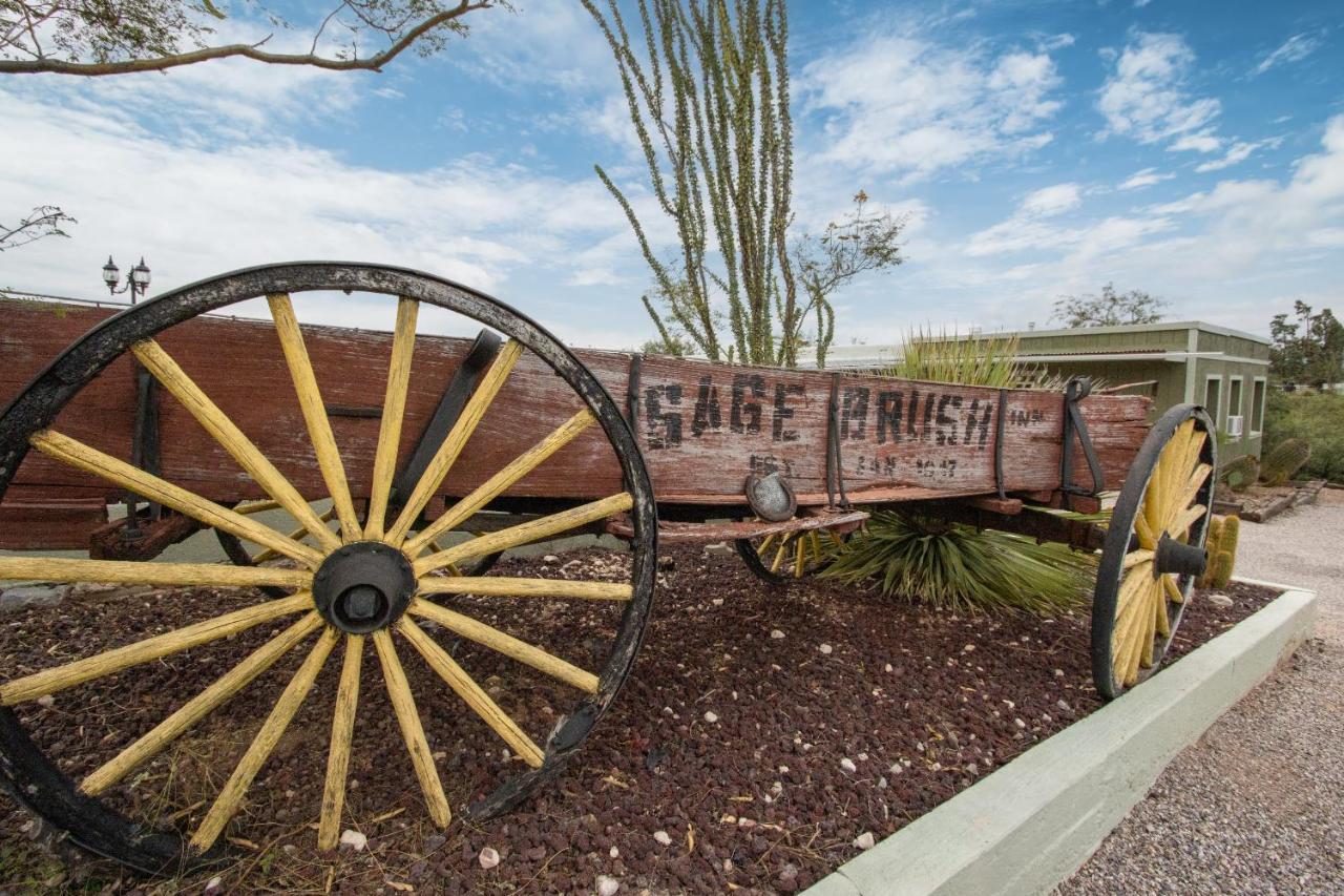 Sagebrush Inn Tombstone Luaran gambar Wagon at the entrance of the museum
