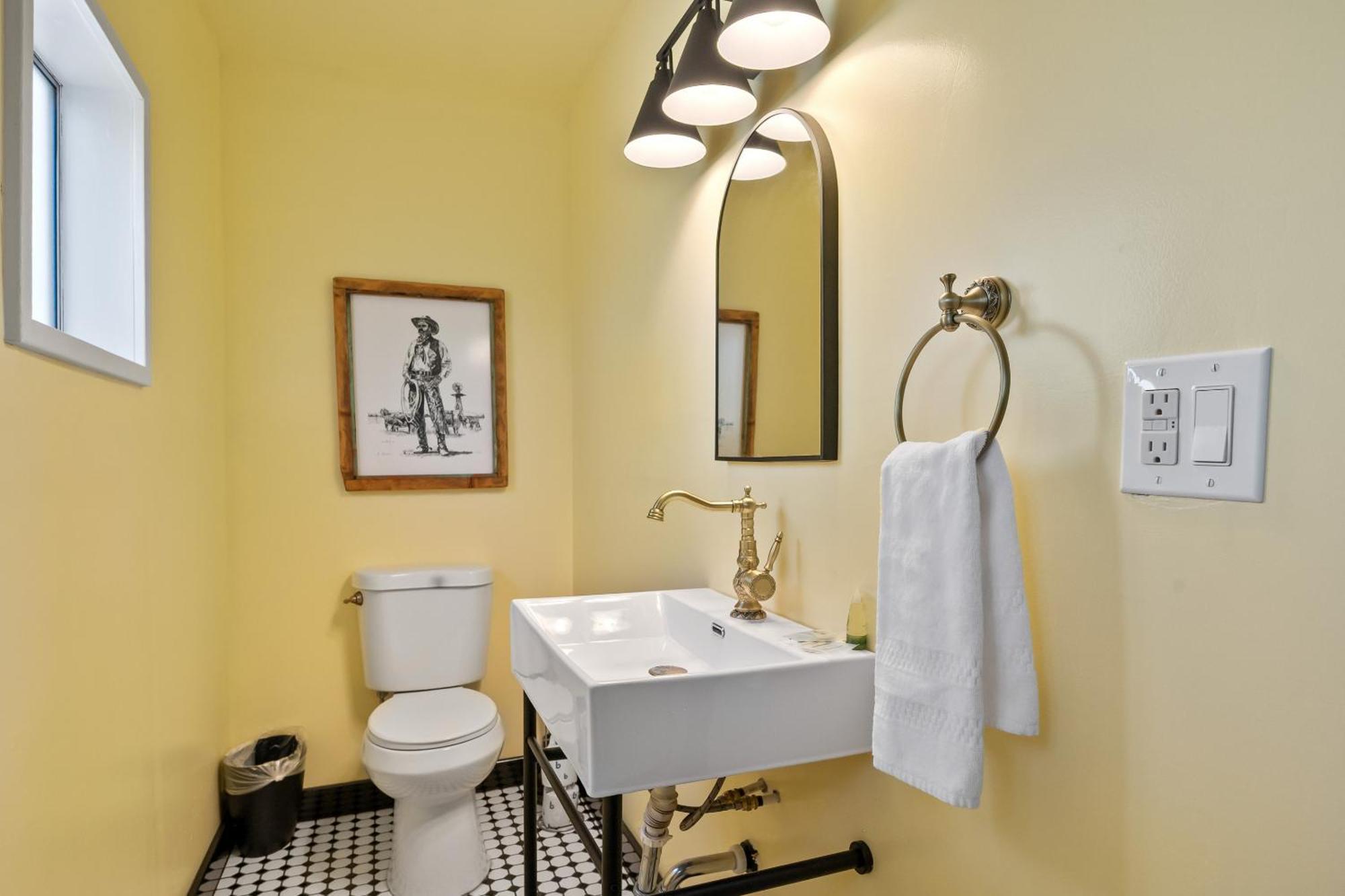 Sagebrush Inn Tombstone Bilik gambar A modern bathroom
