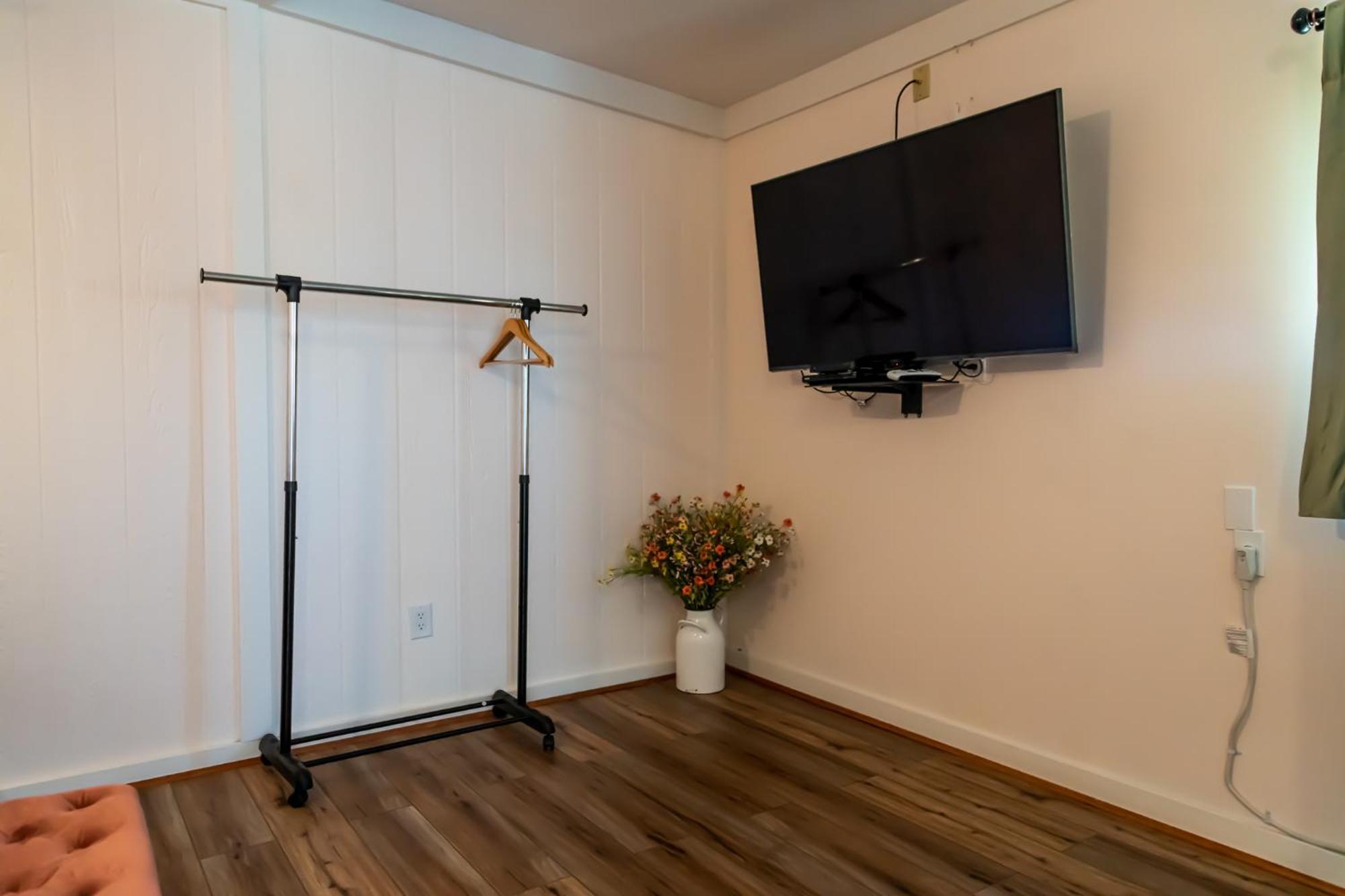Sagebrush Inn Tombstone Bilik gambar A garment rack