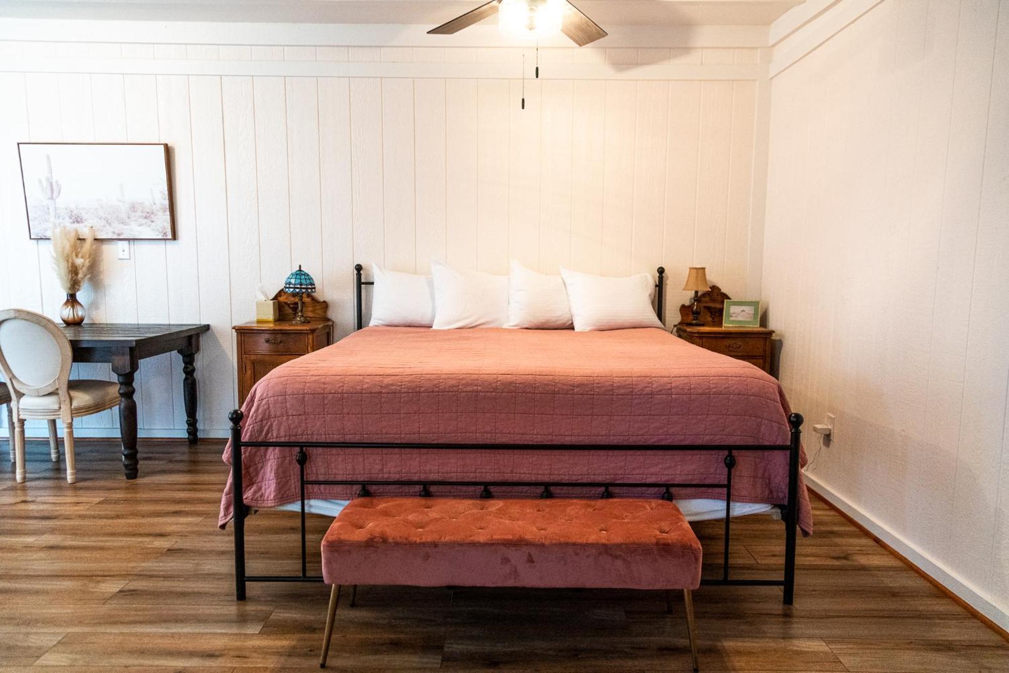 Sagebrush Inn Tombstone Bilik gambar A bedroom at the Inn at the Opera