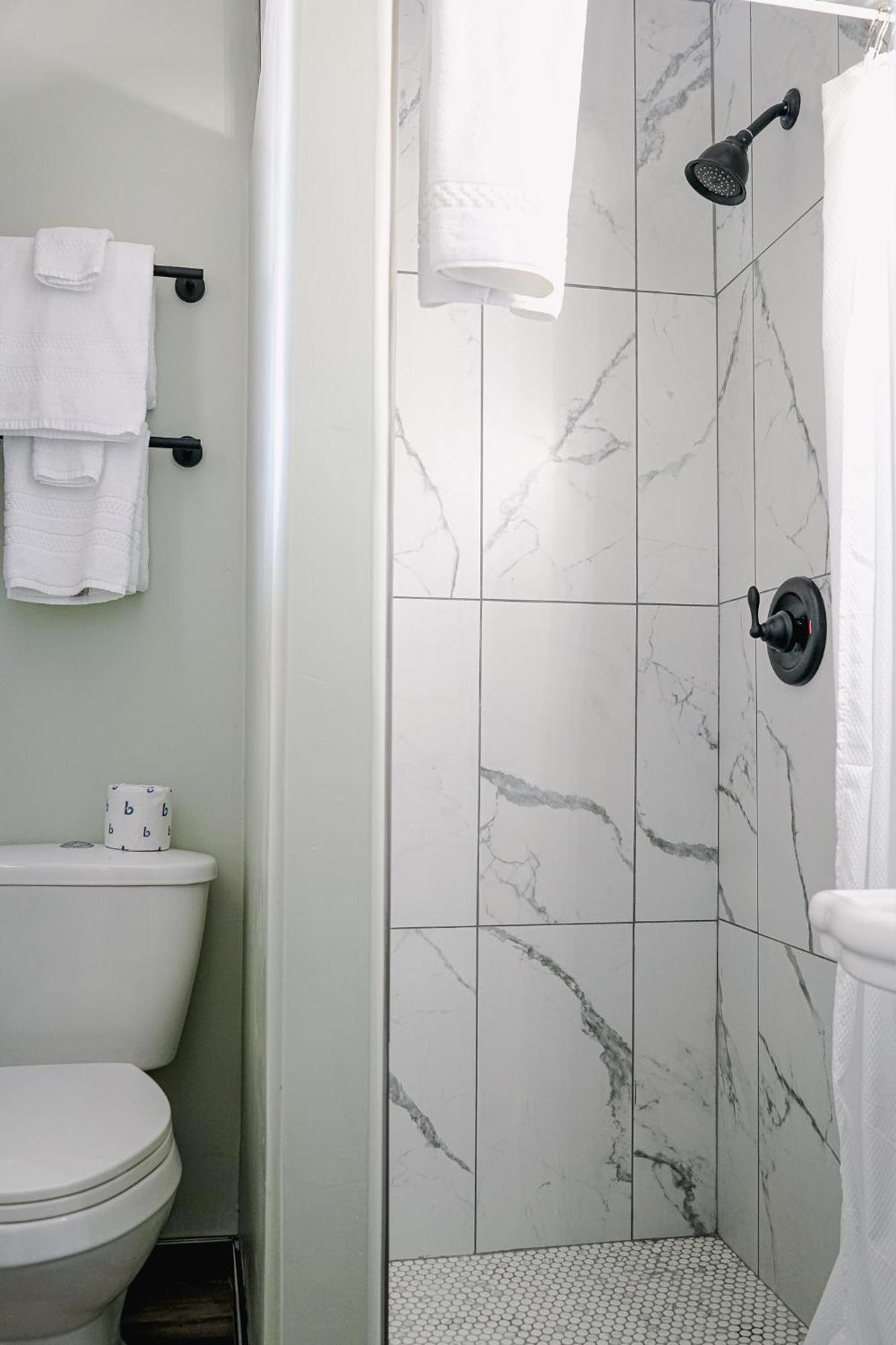 Sagebrush Inn Tombstone Bilik gambar A shower with a shower door