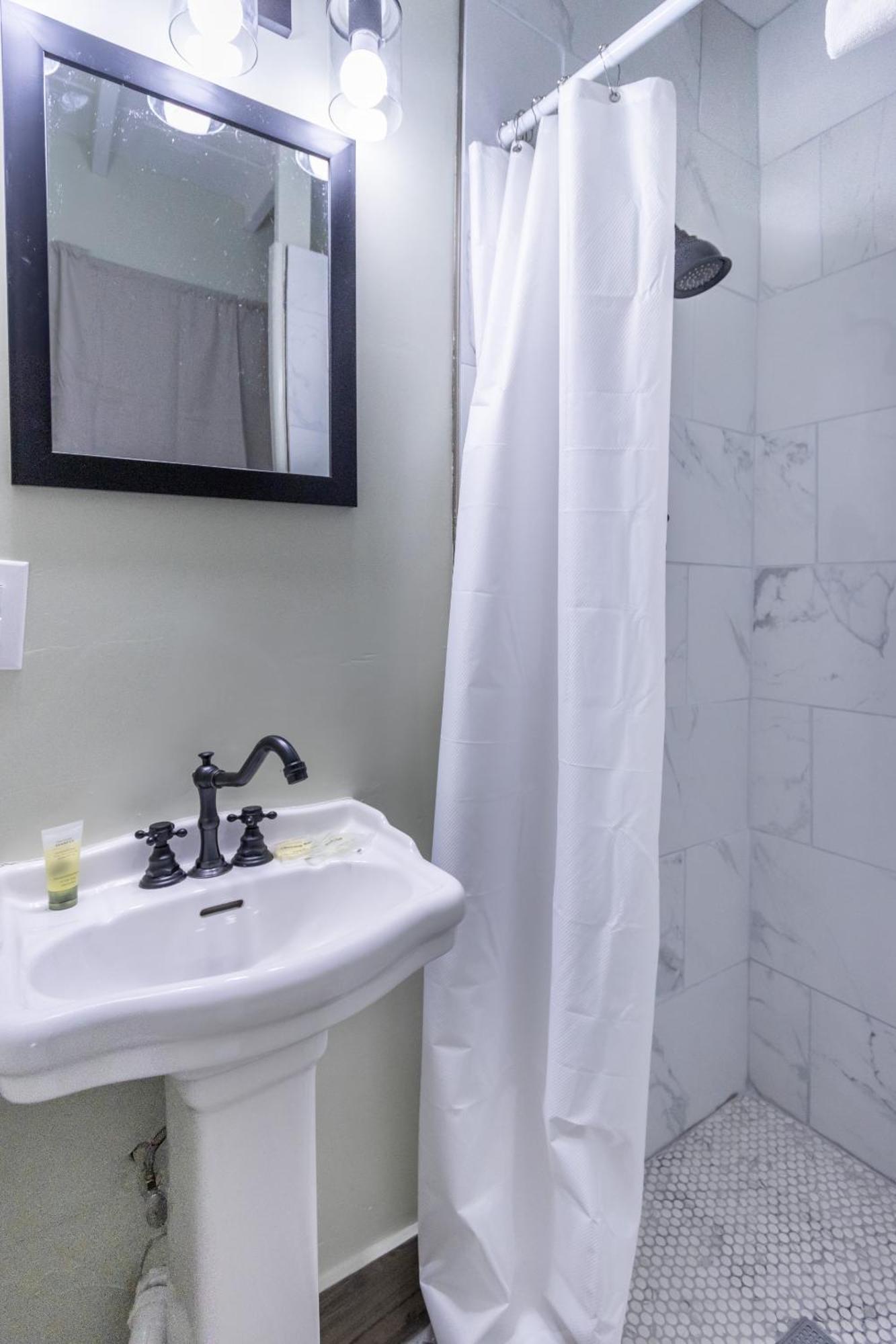 Sagebrush Inn Tombstone Bilik gambar A shower curtain