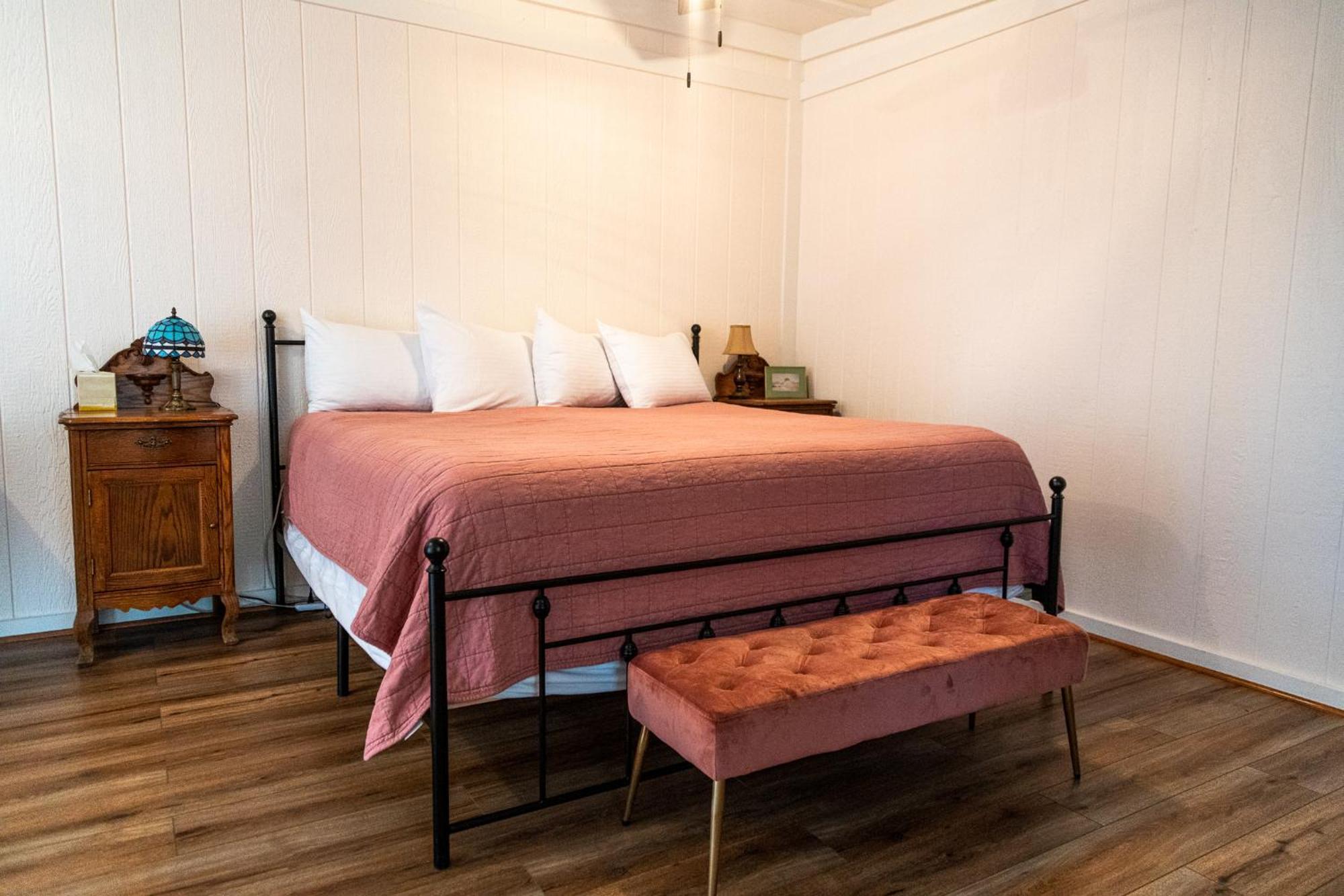 Sagebrush Inn Tombstone Bilik gambar A bedroom with a bed and a bench