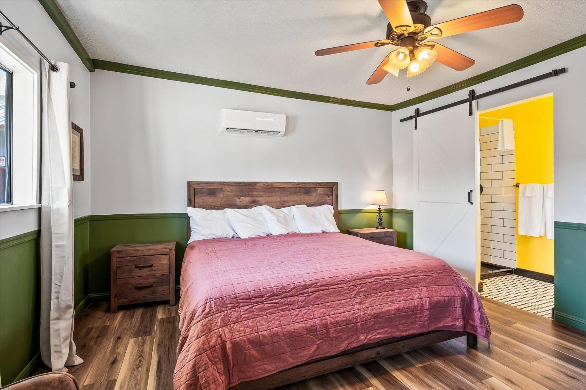 Sagebrush Inn Tombstone Bilik gambar A bedroom at the hotel