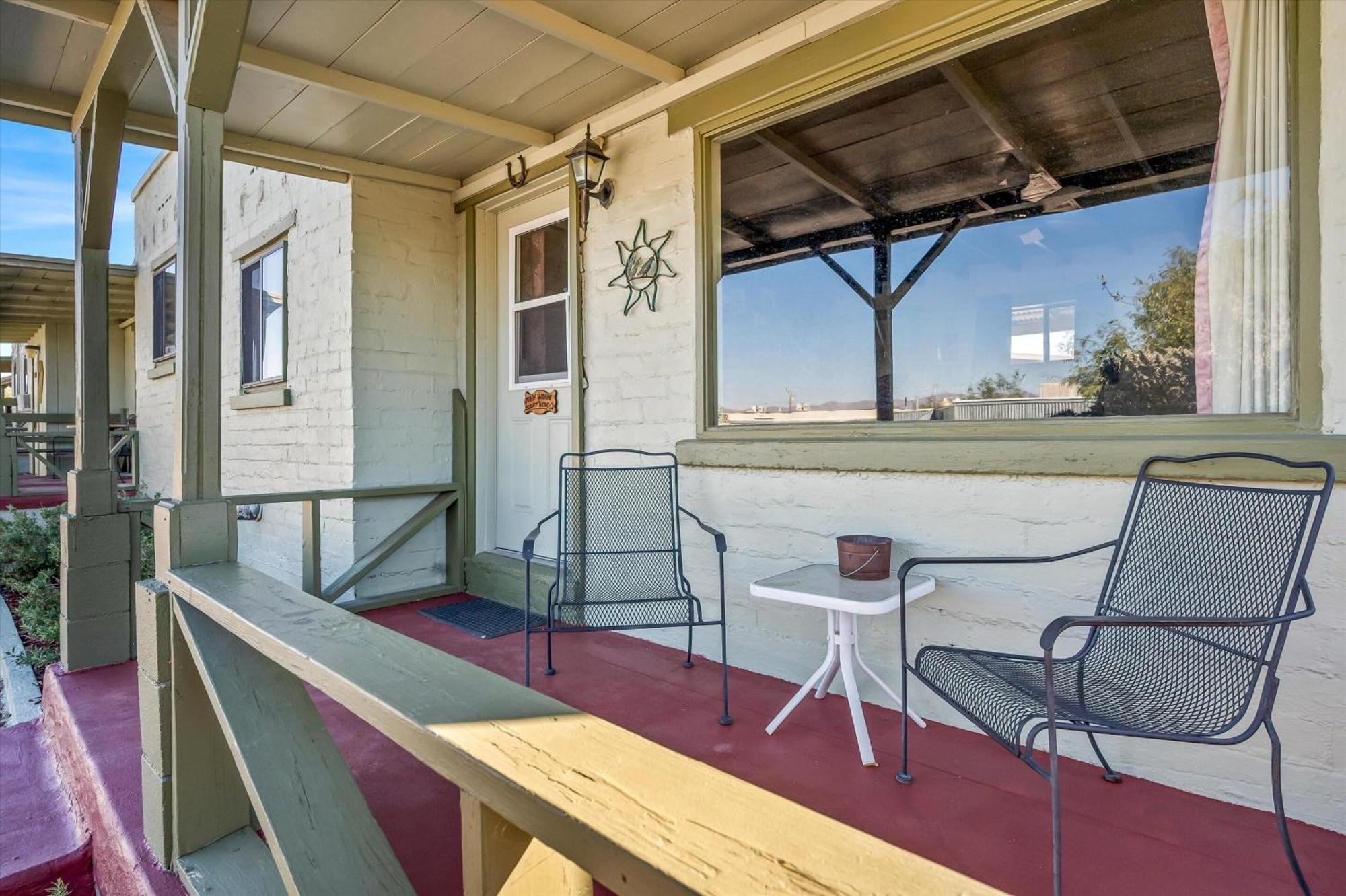 Sagebrush Inn Tombstone Bilik gambar The balcony of the house